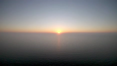 Imágenes-Aéreas-De-Drones-4k-Del-Sol-Justo-Antes-De-Ponerse-Sobre-El-Mar-Frente-A-Una-Playa-Tranquila,-En-Nápoles,-Florida,-EE.UU.