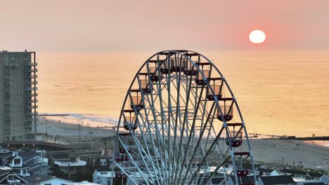 Amanecer-En-Ocean-City,-Nueva-Jersey,-Con-La-Noria-Mirando