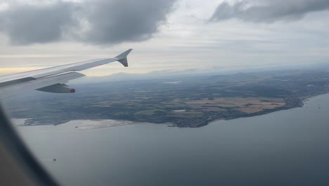 British-Airways-Fliegt-über-Schottland,-Fensteransicht