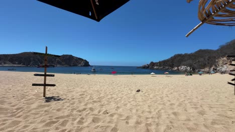 Hiperlapso-De-Playa-Cacaluta,-Gente-Disfrutando-Del-Sol-Y-El-Mar-En-Oaxaca,-México