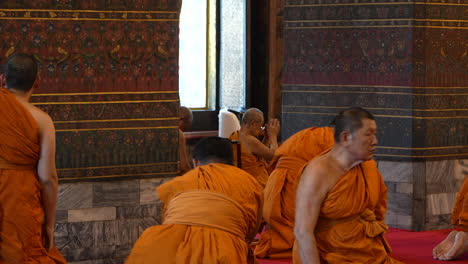 Buddhistische-Mönche-Beten-In-Einem-Tempel-In-Thailand