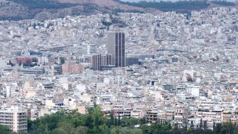 Tele-Luftdrohne-Fliegt-über-Die-Stadt-Athen,-Urbaner-Lebensstil