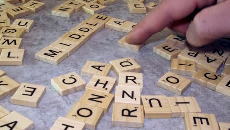 Crucigrama-De-Mesa-De-Medio-Y-Oriente-Formado-Con-Letras-De-Scrabble