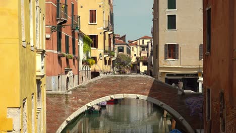 Viejo-Puente-De-Arco-De-Piedra-De-Ladrillos-Rojos-Sobre-El-Canal-De-Agua-En-Venecia