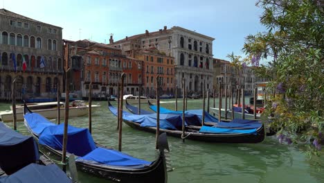 Geparkte-Gondeln-Im-Canale-Grande-In-Venedig