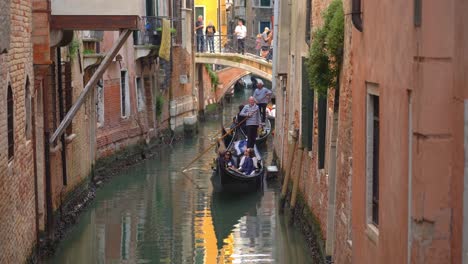 Gondolieri-Mit-Gondeln-In-Einem-Der-Vielen-Wasserkanäle-In-Venedig