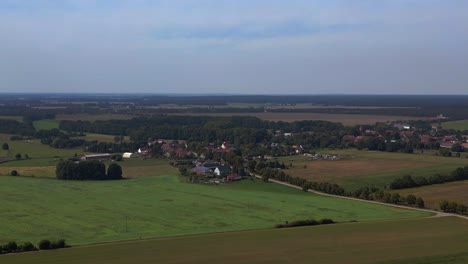 Pequeño-Pueblo-Alemán-Rodeado-De-Bosque