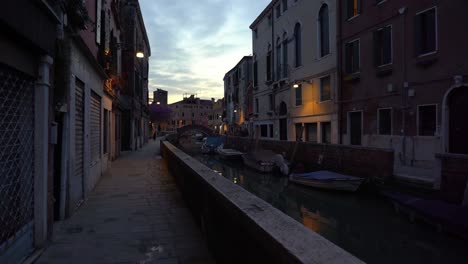 Caminando-Por-Venecia-Cuando-El-Anochecer-Se-Ha-Calmado