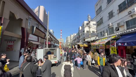 Caminando-Por-El-Callejón-De-Tiendas-En-El-Mercado-De-Pescado-De-Tsukiji,-Tokio,-Japón