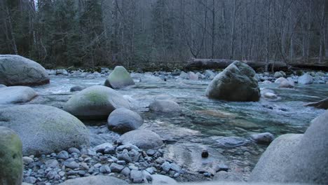 Wasser,-Das-Durch-Große-Felsen-In-Einem-Fluss-Fließt---Weitwinkelaufnahme