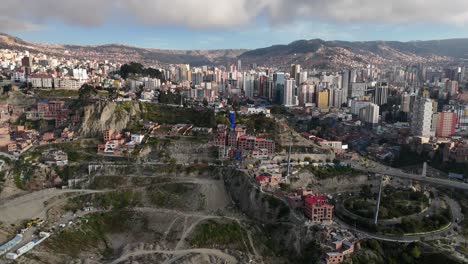 Drohnen-Luftaufnahme-Der-Hauptstadt-La-Paz-In-Bolivien,-Südamerika