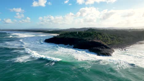 Volando-Hacia-El-Faro-De-Fingal-Head-Cerca-De-Fingal-En-Nueva-Gales-Del-Sur,-Australia,-A-Unos-5-Kilómetros-Al-Sur-De-Point-Danger-Y-El-Estado-De-Queensland.