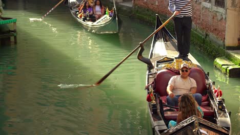 Junges-Paar-Segelt-An-Einem-Sonnigen-Tag-In-Einer-Gondel-Auf-Dem-Venedig-Wasserkanal