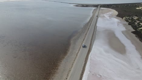 Drohnenaufnahmen-über-Wohnmobil-Und-Auto-Auf-Der-Straße-über-Dem-Pink-Lake-MacDonnell-In-Südaustralien