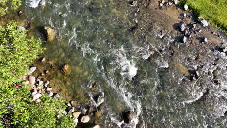 Luftaufnahme-Von-Oben-Nach-Unten-Des-Fließenden,-Klaren-Flusses-Rio-Yaque-Del-Norte-In-Der-Dominikanischen-Republik