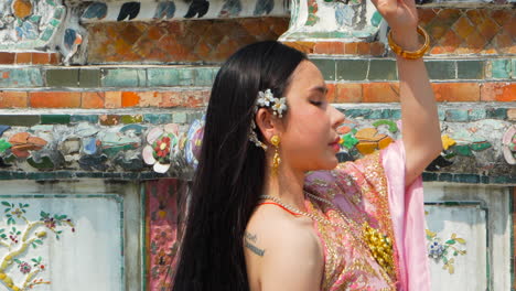 Retrato-De-Una-Elegante-Mujer-Bonita-Tailandesa-Posando-En-El-Templo-Wat-Arun,-Bangkok