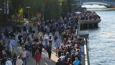 People-queuing-along-the-river-Thames-to-view-late-Queen-Elizabeth-II,-que-seen-from-Millennium-Bridge-towards-Southwark-Bridge-late-afternoon