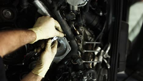 Automechaniker-Hände-In-Handschuhen-Arbeiten-In-Auto-Reparaturwerkstatt