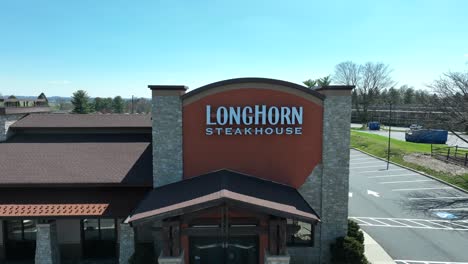 Longhorn-Steakhouse-In-Einem-Amerikanischen-Vorort-An-Sonnigen-Tagen-Und-Blauem-Himmel