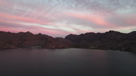 Escena-Tranquila-En-Agua-Verde-Durante-La-Puesta-De-Sol-En-El-Mar-De-Cortez-En-Baja-California,-México---Disparo-De-Drone