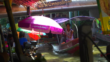 Thai-vendor-sailing-in-floating-market,-Bangkok