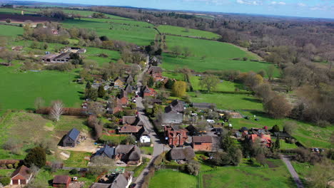Luftaufnahme-über-Longstock-Village,-Sonniger-Tag,-Großbritannien,-4k