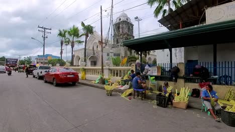 Fahren-Sie-Aus-Der-Tuk-Tuk-Perspektive-An-Der-Großen-Kathedrale-Von-Tagbilaran-In-Bohol,-Philippinen-Vorbei-Und-Fangen-Sie-Ihre-Beeindruckende-Fassade-Ein