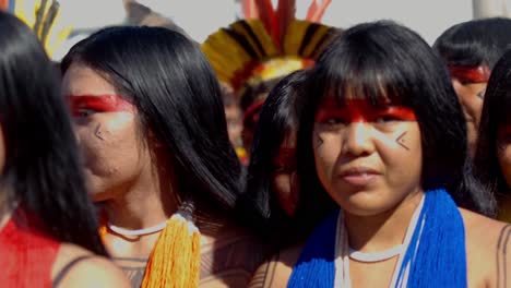 Jóvenes-Indígenas-Amazónicas-Con-Pintura-Tradicional-De-Cara-Roja-En-Cámara-Lenta