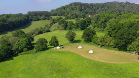 Antena-Volando-Grandes-Robles-Glamping-Día-Soleado-Reino-Unido-4k