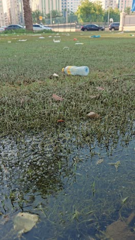 Basura-Y-Desechos-Plásticos-Ensucian-El-Parque-Después-De-Las-Inundaciones-Causadas-Por-Lluvias-Récord-En-Los-Emiratos-Árabes-Unidos.