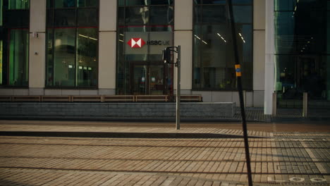 Exterior-De-Hsbc-Birmingham-En-Una-Mañana-Soleada