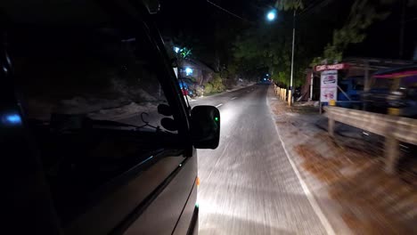 Viaje-En-Tuk-tuk-De-Regreso-A-Nuestro-Hotel-Después-De-Una-Emocionante-Noche-De-Fiesta-En-Oslob,-Filipinas,-Capturando-Las-Vibrantes-Escenas-Callejeras.