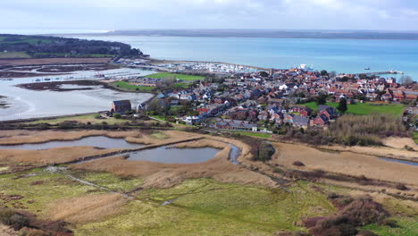 Panorámica-Aérea-A-Través-De-La-Isla-De-Wight-Village-Día-Soleado-Reino-Unido-4k