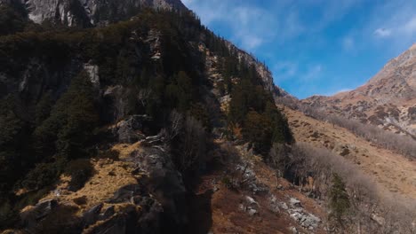 Aufnahmen-Von-Lahaul,-Spiti-Valley,-Die-Die-Weinroten-Farben-Der-Gefrorenen-Berge-Des-Himalaya-Zeigen