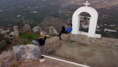 Wandermädchen-Sitzen-Auf-Einem-Berggipfel-Und-Genießen-Einen-Sagenhaften-360-Grad-Aussichtspunkt-Hoch-über-Der-Klippe---Griechische-Insel-Kreta