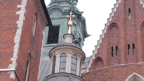 Close-Up-for-Buildings-of-Wawel-Royal-Castle-in-Krakow,-Poland