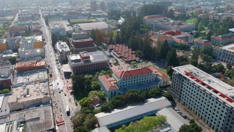 Studenten-Organisieren-Ein-Lager-Auf-Dem-Campus-Der-UC-Berkeley-Aus-Solidarität-Mit-Den-Pro-palästinensischen-Protesten-An-Universitäten-Im-Ganzen-Land-–-Luftaufnahme