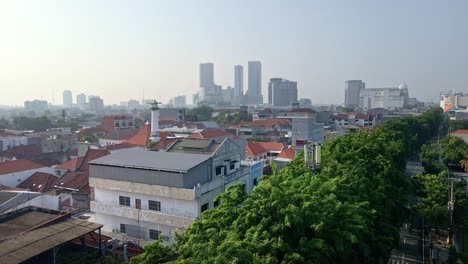 A-glimpse-of-architectural-diversity,-Old-buildings-still-standing,-showcasing-their-history,-Side-by-side-with-towering-modern-buildings,-picture-of-urbanization-and-economical-growth