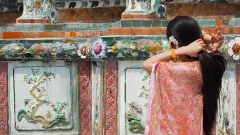 Chica-Asiática-Coqueta-Con-Maquillaje-Posando-En-El-Templo-Wat-Arun