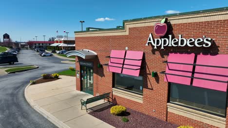 Applebees-Restaurant-Mit-Parkenden-Autos-An-Sonnigen-Tagen-In-Der-Amerikanischen-Stadt