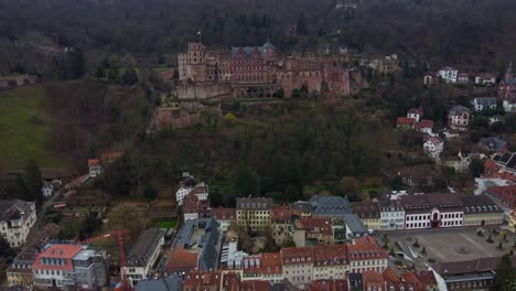 Heidelberger-Schloss-In-Deutschland-Drohnentransportwagen-Vorwärts