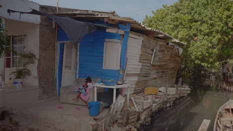 Niña-En-Su-Casa-Estudiando