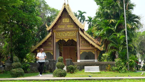 European-tourist-taking-pictures-in-Thai-Wat-Chiang-Man-temple