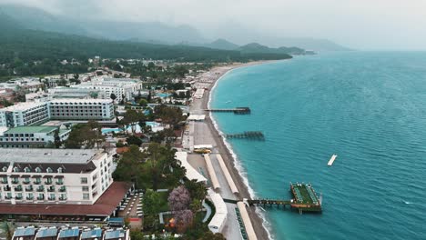 Vista-Por-Drones-De-La-Ciudad-De-Kemer-En-Antalya,-Ciudad-Turística-En-La-Costa-Mediterránea-De-Turquía