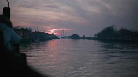 Sonnenuntergang-über-Dem-Kanal-Von-Burano-Von-Einem-Boot-Aus