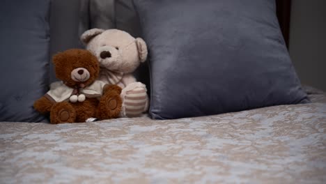 Teddybären-Auf-Dem-Großen,-Grauen-Bett