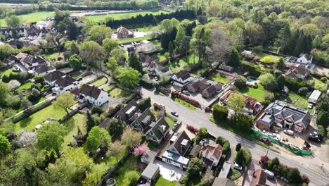 Casa-Grande-En-La-Próspera-Aldea-De-Agua-De-Virginia-Surrey,-Reino-Unido-Drone,antena