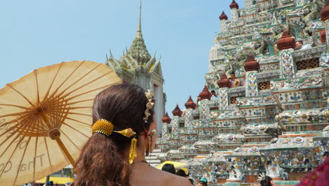 Kaukasischer-Tourist-Mit-Traditioneller-Thailändischer-Tracht-Im-Wat-Arun-Tempel