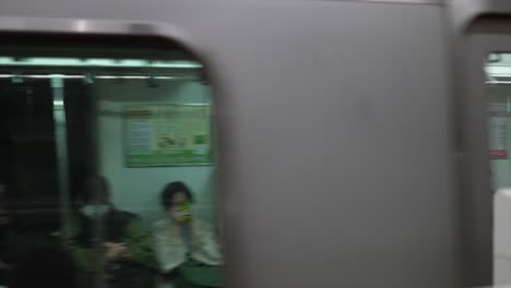 U-Bahn-Station-In-Japan,-U-Bahn-Bagons,-Passagiere-In-Der-U-Bahn