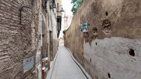 POV-Caminando-En-El-Casco-Antiguo-De-La-Medina-De-Fez,-Marruecos,-Murallas-De-La-Ciudad